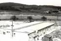 Pomocné sklady, dielne, obliekárne pozemných stavieb. V pozadí začiatok výstavby Stred II. (rok 1977) Pomocné sklady, dielne, obliekárne pozemných stavieb. V pozadí začiatok výstavby Stred II. (rok 1977)